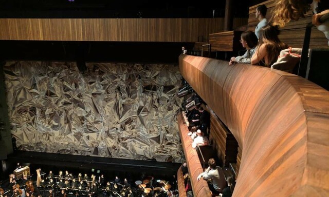 Planke løsnet og falt ned fra taket under forestilling i operaen